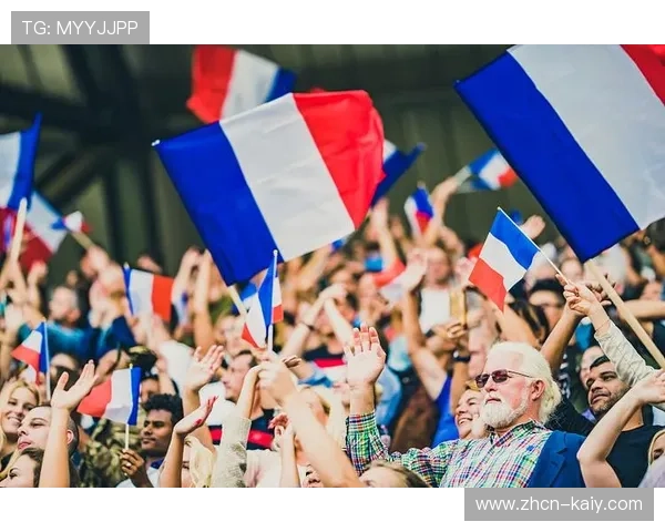 巴黎球迷客场助威声势浩大，高唱队歌鼓舞球队