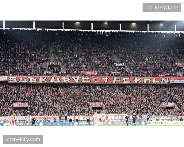 看台上的孤独身影：因红牌停赛的球队核心注视赛场