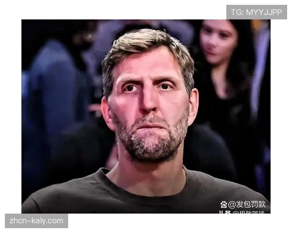 特写:德克·诺维茨基现身独行侠主场,为东契奇颁发月最佳奖杯 特写:德克·诺维茨基现身独行侠主场,为东契奇颁发月最佳奖杯