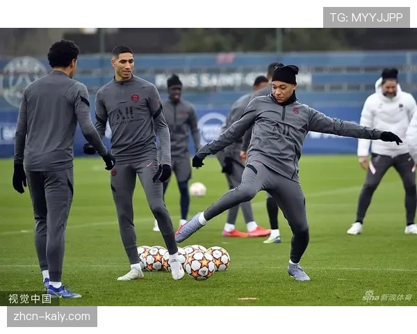 特写:姆巴佩训练中加练反越位冲刺,巴黎圣日耳曼备战聚焦纵深空间利用 特写:姆巴佩训练中加练反越位冲刺,巴黎圣日耳曼备战聚焦纵深空间利用